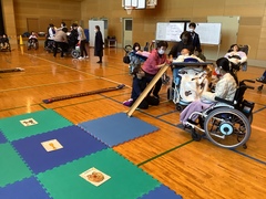 学部集会　フロアオセロ